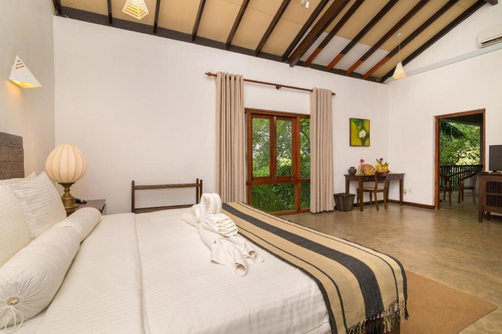 Roman Lake Ayurveda Boutique Resort Ахунгалла Экстерьер фото