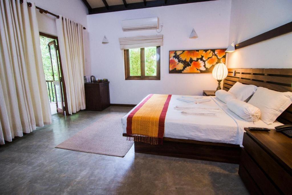 Roman Lake Ayurveda Boutique Resort Ахунгалла Экстерьер фото