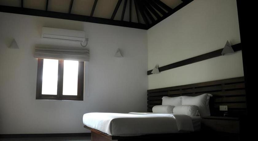 Roman Lake Ayurveda Boutique Resort Ахунгалла Экстерьер фото
