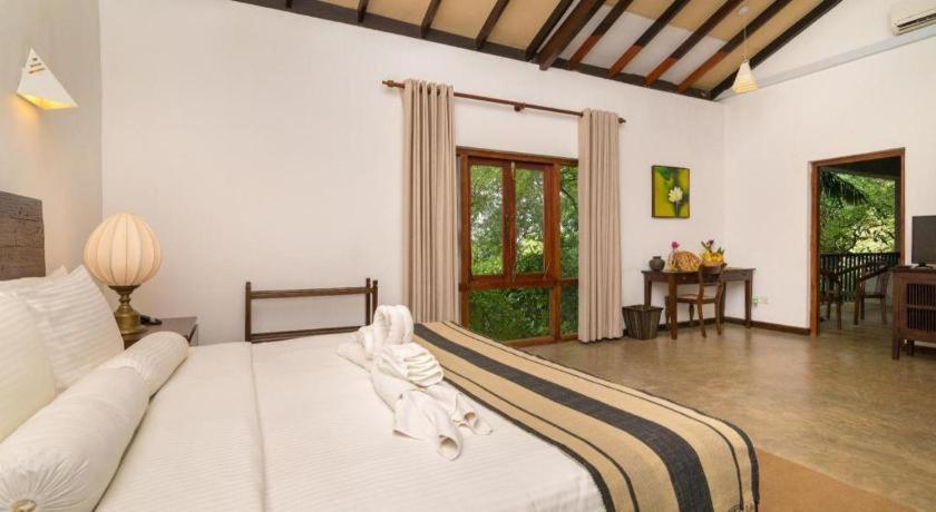 Roman Lake Ayurveda Boutique Resort Ахунгалла Экстерьер фото